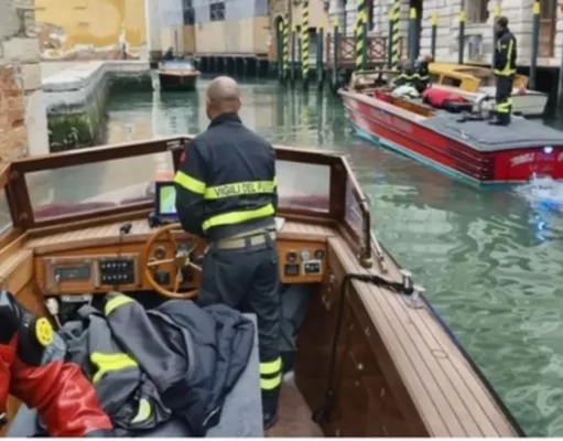 Venezia, tre giovani cadono in acqua: morto un 20enne, salvati gli amici vigili del fuoco venezia soccorsi rio annegamento