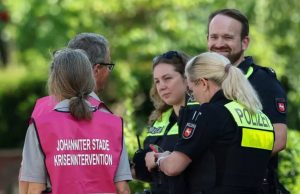 Strage in una casa famiglia a Stade: sei morti durante un incontro per la custodia della figlia Stade, un uomo uccide sei dipendenti di una casa famiglia