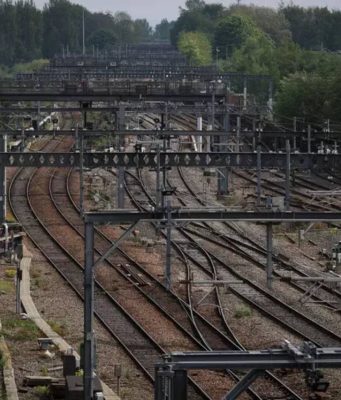 Scontro tra due treni a Bedford: una vittima e traffico ferroviario in tilt Un morto e diversi feriti gravi in uno scontro fra treni in Inghilterra
