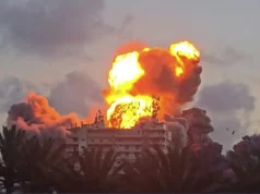 Guerra Iran-Usa, raid incrociati nel Golfo: Teheran colpisce una base americana in Kuwait Guerra Iran Usa fumo sulle città dopo i raid