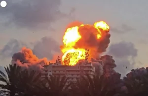 Guerra Iran-Usa, raid incrociati nel Golfo: Teheran colpisce una base americana in Kuwait Guerra Iran Usa fumo sulle città dopo i raid