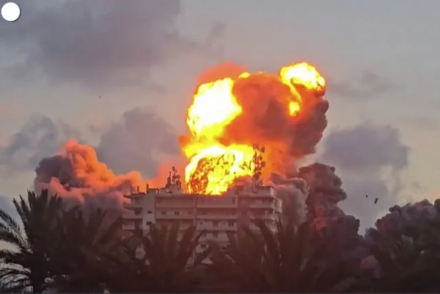 Guerra Iran Usa fumo sulle città dopo i raid