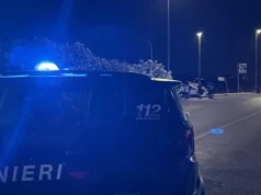 Tor San Lorenzo, schianto tra due auto sul lungomare: muore un ragazzo di 20 anni, quattro feriti incidente Tor San Lorenzo carabinieri sul luogo della tragedia