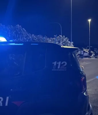 Tor San Lorenzo, schianto tra due auto sul lungomare: muore un ragazzo di 20 anni, quattro feriti incidente Tor San Lorenzo carabinieri sul luogo della tragedia
