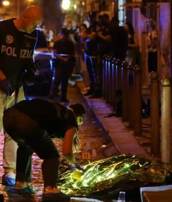 Agguato di camorra a Napoli, Antonio Mauro ucciso sotto casa: gli spari in strada in mezzo alla folla Polizia sul luogo dell'omicidio di Antonio Mauro a Napoli