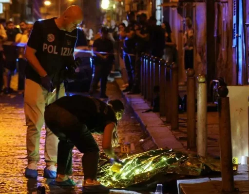 Agguato di camorra a Napoli, Antonio Mauro ucciso sotto casa: gli spari in strada in mezzo alla folla Polizia sul luogo dell'omicidio di Antonio Mauro a Napoli