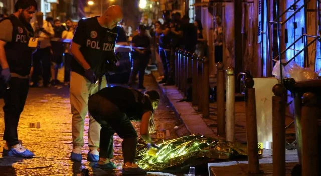Polizia sul luogo dell'omicidio di Antonio Mauro a Napoli