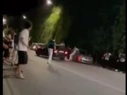Auto piomba sui ragazzi fuori dalla discoteca: choc a Taormina, caccia al pirata della strada Auto contro ragazzi a Taormina nel video diffuso dal sindaco Cateno De Luca