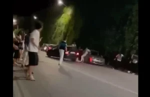 Auto piomba sui ragazzi fuori dalla discoteca: choc a Taormina, caccia al pirata della strada Auto contro ragazzi a Taormina nel video diffuso dal sindaco Cateno De Luca