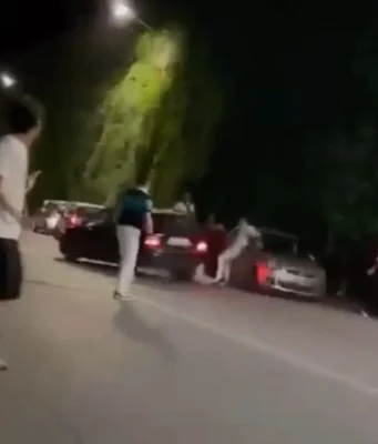 Auto piomba sui ragazzi fuori dalla discoteca: choc a Taormina, caccia al pirata della strada Auto contro ragazzi a Taormina nel video diffuso dal sindaco Cateno De Luca