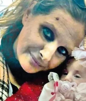 Beatrice morta a due anni dopo settimane di violenze, gli audio choc: «Speriamo che si sveglia tra sei mesi, sta pezza di mer*a» Beatrice con la madre Emanuela Aiello