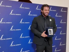 Can Yaman e Luca Argentero mandano in tilt Napoli: fan in delirio ai Nastri d’Argento Can Yaman al Teatro San Carlo di Napoli
