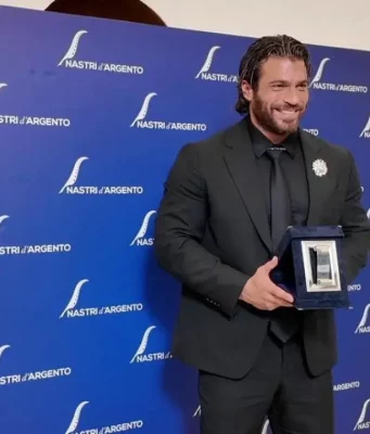 Can Yaman e Luca Argentero mandano in tilt Napoli: fan in delirio ai Nastri d’Argento Can Yaman al Teatro San Carlo di Napoli