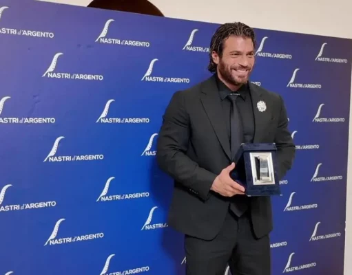 Can Yaman e Luca Argentero mandano in tilt Napoli: fan in delirio ai Nastri d’Argento Can Yaman al Teatro San Carlo di Napoli