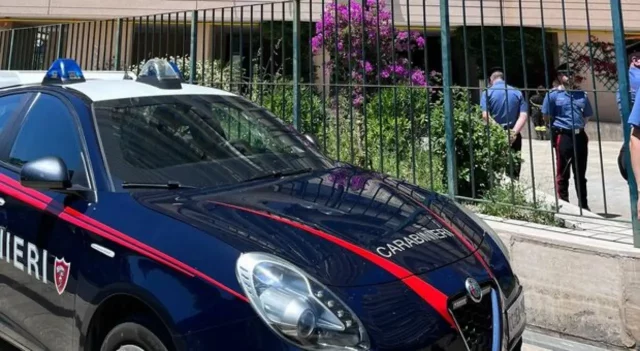 Carabinieri sul luogo del ritrovamento al Centro Direzionale donna morta Centro Direzionale Napoli carabinieri sul posto