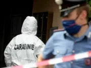 Cinisello Balsamo, cosparge il padre di liquido infiammabile e gli dà fuoco: arrestato 47enne Carabinieri scientifica omicidio Cinisello Balsamo