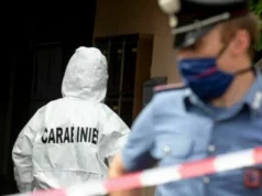 Cinisello Balsamo, cosparge il padre di liquido infiammabile e gli dà fuoco: arrestato 47enne Carabinieri scientifica omicidio Cinisello Balsamo