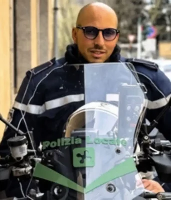 Francesco Imprezzabile muore durante un inseguimento: caccia al conducente del Suv in fuga Francesco Imprezzabile agente della polizia locale morto durante un inseguimento