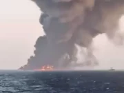 Guerra nel Golfo, raid Usa su Qeshm: l’Iran colpisce Kuwait e Bahrein con missili e droni guerra nel Golfo fumo e fuoco dopo raid Usa su Qeshm