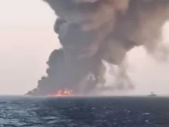 Guerra nel Golfo, raid Usa su Qeshm: l’Iran colpisce Kuwait e Bahrein con missili e droni guerra nel Golfo fumo e fuoco dopo raid Usa su Qeshm