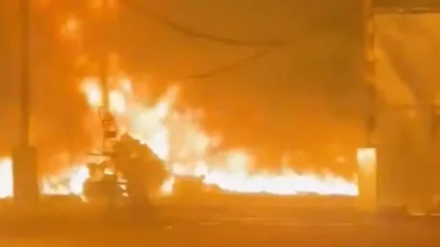 Il maxi incendio nel capannone di Poggioreale Incendio Poggioreale capannone prodotti ortofrutticoli