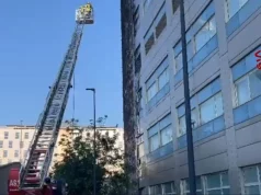Incendio Ospedale del Mare, Fico: “Accertare le cause e ricostruire ogni aspetto della vicenda” Mezzo con scala dei Vigili del Fuoco davanti all'Ospedale del Mare durante l'incendio