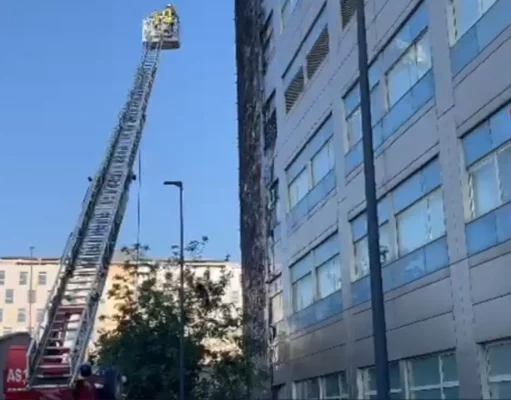 Incendio Ospedale del Mare, Fico: “Accertare le cause e ricostruire ogni aspetto della vicenda” Mezzo con scala dei Vigili del Fuoco davanti all'Ospedale del Mare durante l'incendio