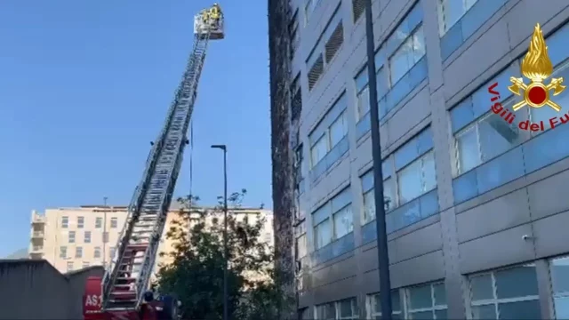 Incendio all'Ospedale del Mare di Napoli Mezzo con scala dei Vigili del Fuoco davanti all'Ospedale del Mare durante l'incendio