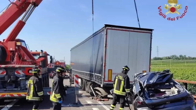 I soccorsi sul luogo dell'incidente mortale avvenuto sull'A22