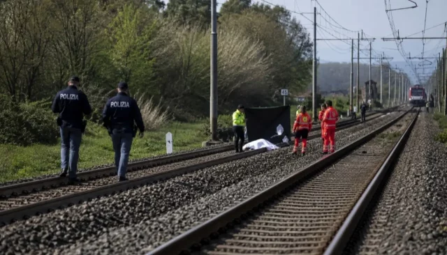 Intervento dei soccorsi lungo la linea ferroviaria a Pignataro Maggiore Incidente ferroviario Caserta con soccorsi e Polizia Ferroviaria sui binari