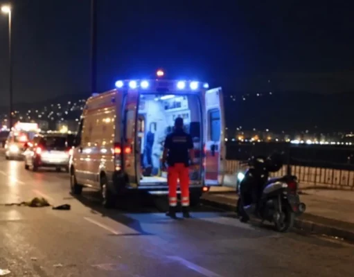 Napoli, fugge dai carabinieri contromano sul Lungomare: travolge e uccide un 60enne incidente Lungomare Napoli soccorsi
