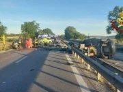 Incidenti nelle Marche, tre morti e otto feriti: giovane muore intrappolato nell’auto in fiamme incidenti Marche soccorsi vigili del fuoco