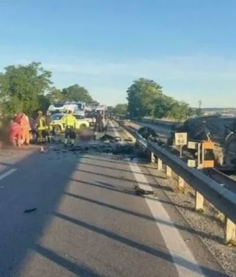 Incidenti nelle Marche, tre morti e otto feriti: giovane muore intrappolato nell’auto in fiamme incidenti Marche soccorsi vigili del fuoco