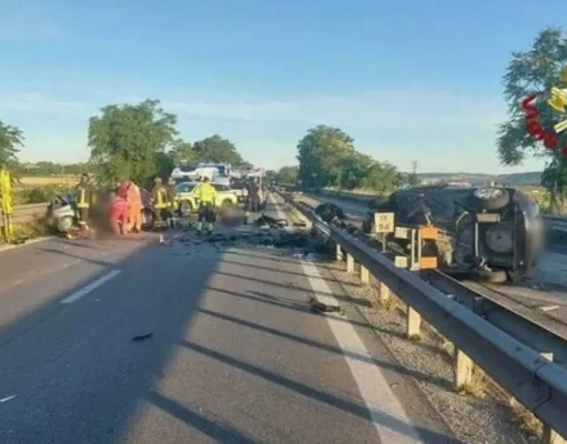 Incidenti nelle Marche, tre morti e otto feriti: giovane muore intrappolato nell’auto in fiamme incidenti Marche soccorsi vigili del fuoco