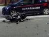 Boscotrecase, perde il controllo dello scooter e si schianta contro un masso: morto un 23enne Scooter a terra dopo il tragico incidente mortale avvenuto a Boscotrecase