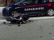 Boscotrecase, perde il controllo dello scooter e si schianta contro un masso: morto un 23enne Scooter a terra dopo il tragico incidente mortale avvenuto a Boscotrecase