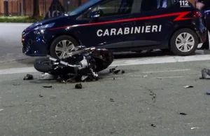 Boscotrecase, perde il controllo dello scooter e si schianta contro un masso: morto un 23enne Scooter a terra dopo il tragico incidente mortale avvenuto a Boscotrecase