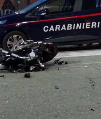 Boscotrecase, perde il controllo dello scooter e si schianta contro un masso: morto un 23enne Scooter a terra dopo il tragico incidente mortale avvenuto a Boscotrecase