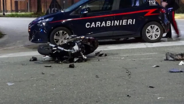 Scooter a terra dopo il tragico incidente mortale avvenuto a Boscotrecase