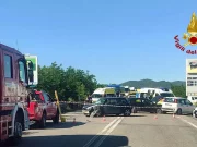 Incidente sulla Statale della Reggia di Caserta: un morto, strada chiusa in entrambi i sensi incidente sulla Statale della Reggia di Caserta con soccorsi e Vigili del Fuoco