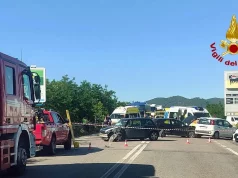 Incidente sulla Statale della Reggia di Caserta: un morto, strada chiusa in entrambi i sensi incidente sulla Statale della Reggia di Caserta con soccorsi e Vigili del Fuoco