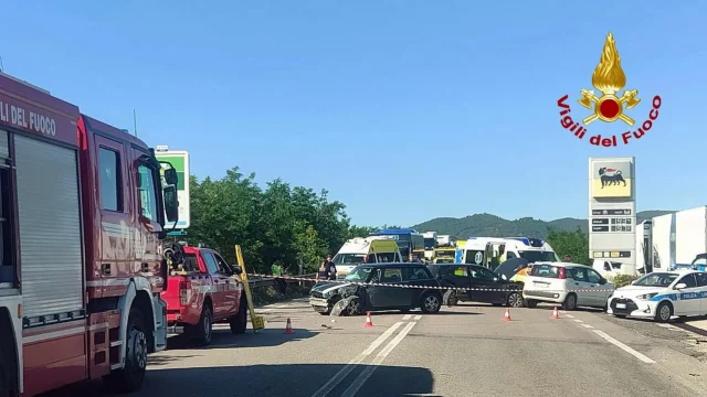 incidente sulla Statale della Reggia di Caserta con soccorsi e Vigili del Fuoco