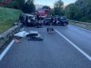 Travolti da un’auto mentre vanno in spiaggia, muore ragazza di 17 anni: quattro feriti gravi Incidente Varese con vigili del fuoco e mezzi di soccorso