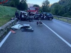 Travolti da un’auto mentre vanno in spiaggia, muore ragazza di 17 anni: quattro feriti gravi Incidente Varese con vigili del fuoco e mezzi di soccorso