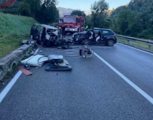 Travolti da un’auto mentre vanno in spiaggia, muore ragazza di 17 anni: quattro feriti gravi Incidente Varese con vigili del fuoco e mezzi di soccorso