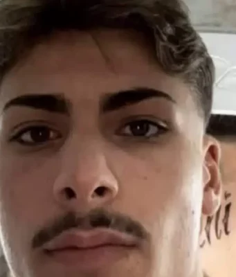 Lorenzo Spasiano ucciso sotto casa a 21 anni: fatale un colpo al torace, indagano i carabinieri Lorenzo Spasiano, il 21enne ucciso in un agguato a Miano