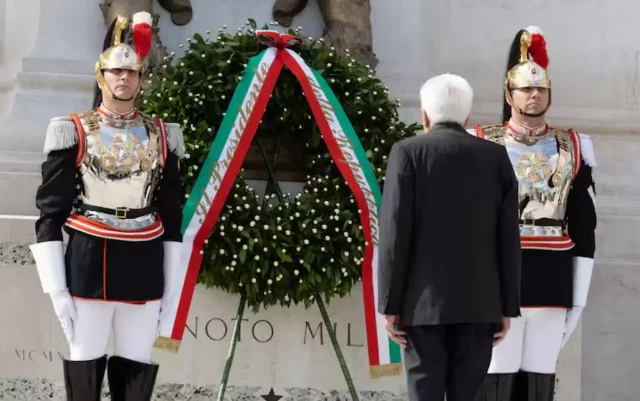 Sergio Mattarella depone la corona all'Altare della Patria per la Festa della Repubblica