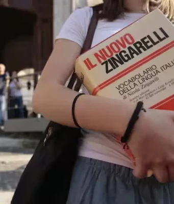 Maturità 2026 al via: da Pavese a Calabresi, ecco tutte le tracce della prima prova scritta Studentessa entra a scuola con il vocabolario per la prima prova della Maturità 2026