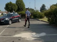 Lite per una ragazza finisce in tragedia: investe e uccide il rivale con l’auto, arrestato 31enne Carabinieri e soccorritori nel parcheggio dove è stato ucciso Claudio Miranda