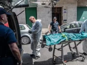 Torino, uccide la figlia di 13 anni e si toglie la vita: corpi trovati dalla sorella maggiore Polizia Scientifica e soccorritori davanti all'abitazione della tragedia a Torino